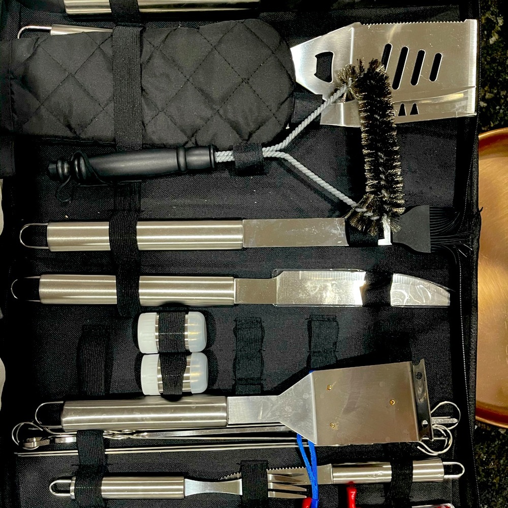 Outdoor grilling set